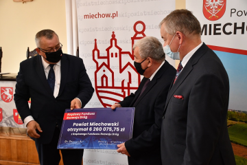 Kolejne milionowe promesy na drogi Powiatu Miechowskiego